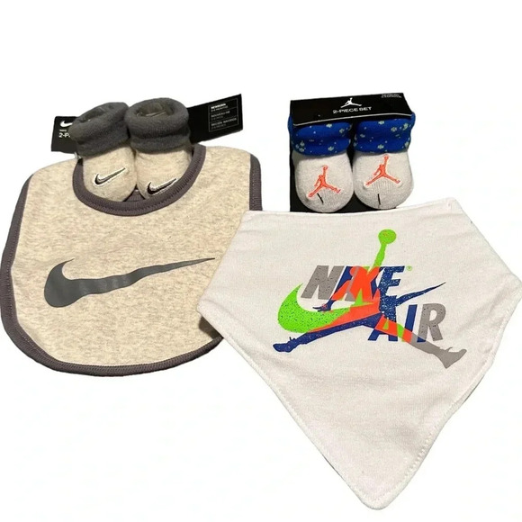 Nike Jordan Newborn Bib and Bootie Bundle - Picture 2 of 4